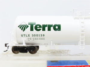 HO Scale Walthers 920-100205 UTLX Terra Funnel Flow Tank Car #300139