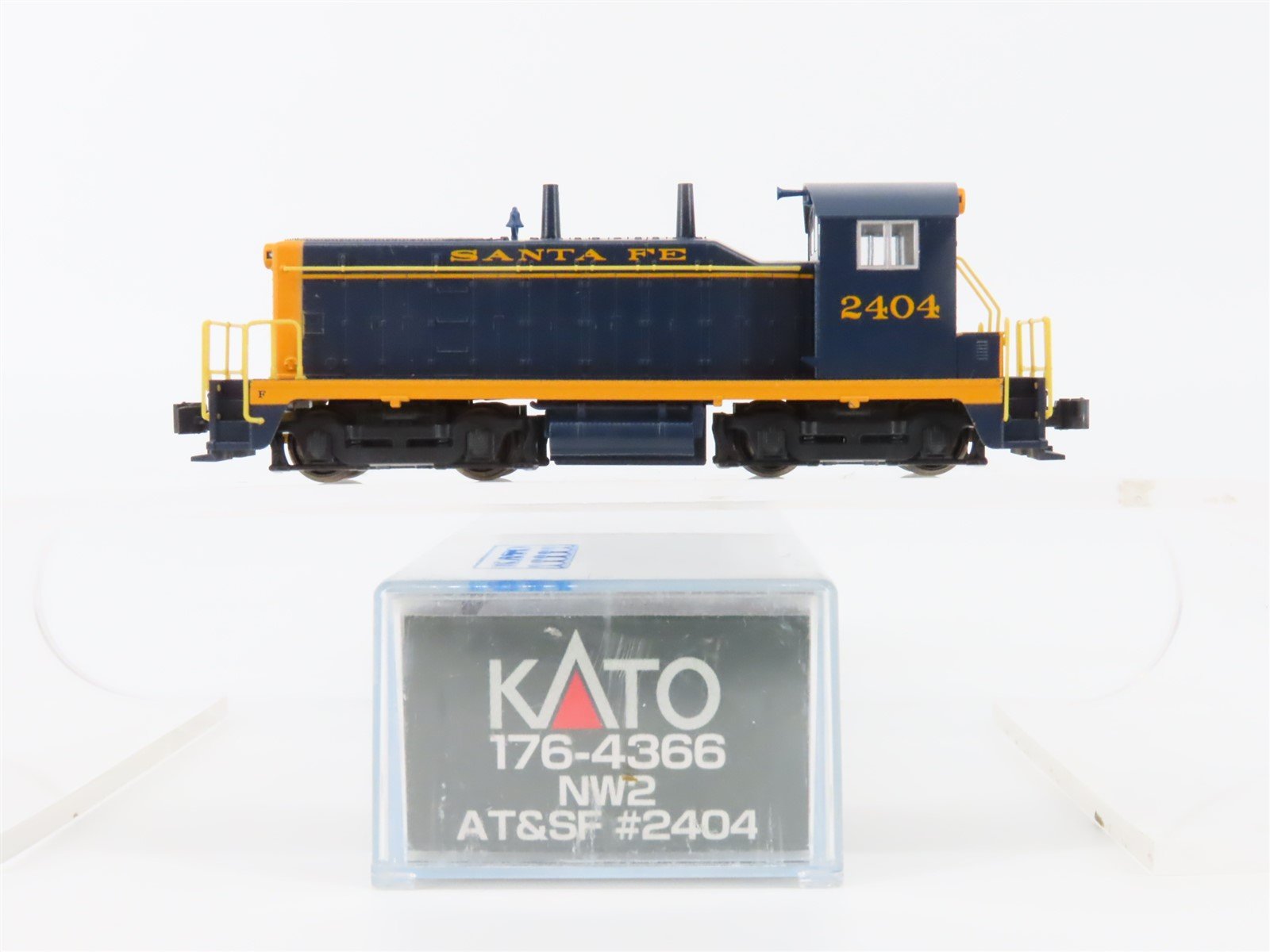 N Scale KATO 176-4366 ATSF Santa Fe EMD NW2 Diesel Switcher #2404 w/DCC