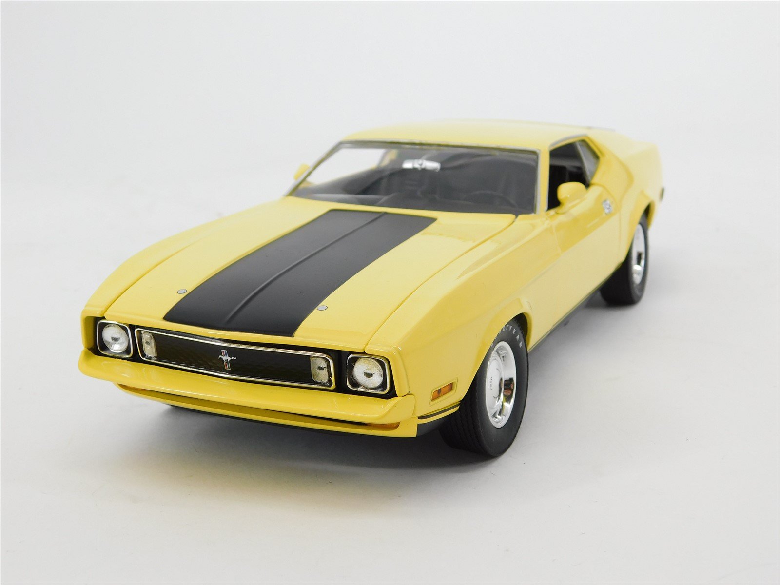 1:18 Scale Greenlight Die-Cast Automobile 1971 Mustang Mach I Ram Air - Yellow