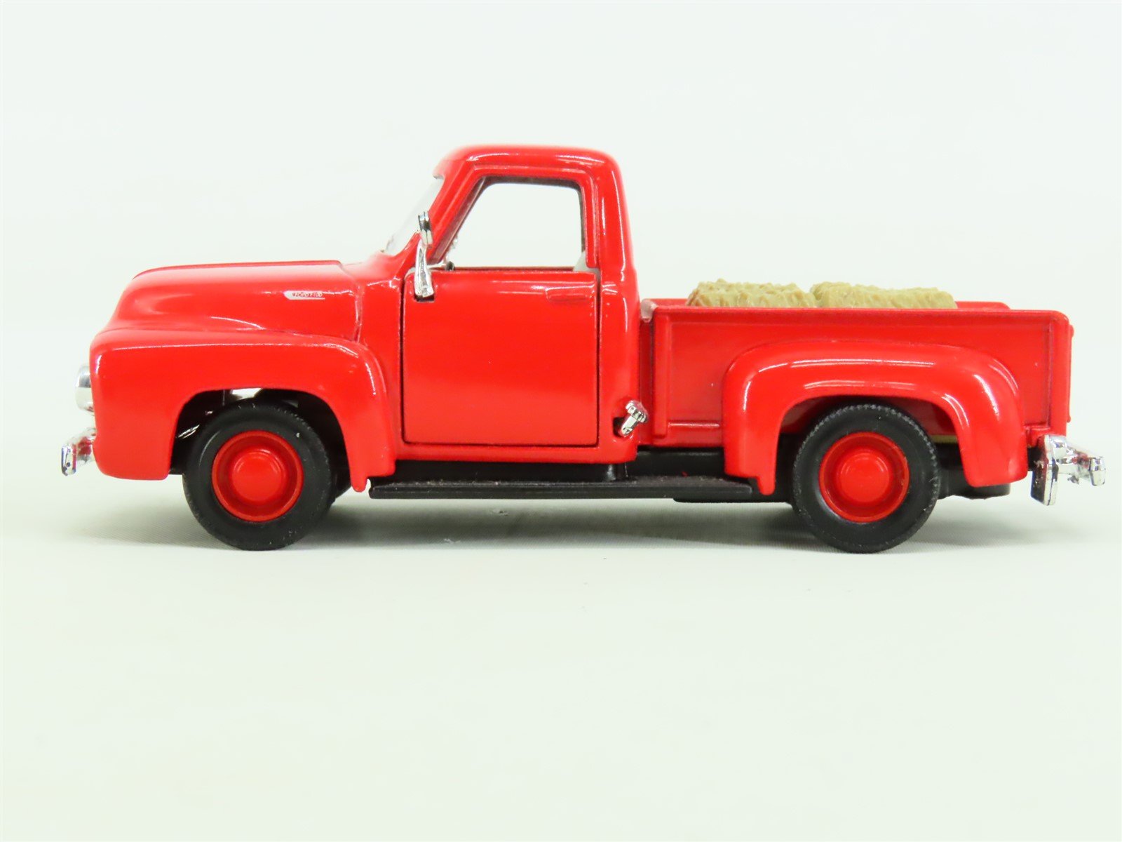 Maisto 1:32 Scale Die-Cast Red 1953 Ford Pick-Up Truck w/ Hay Load