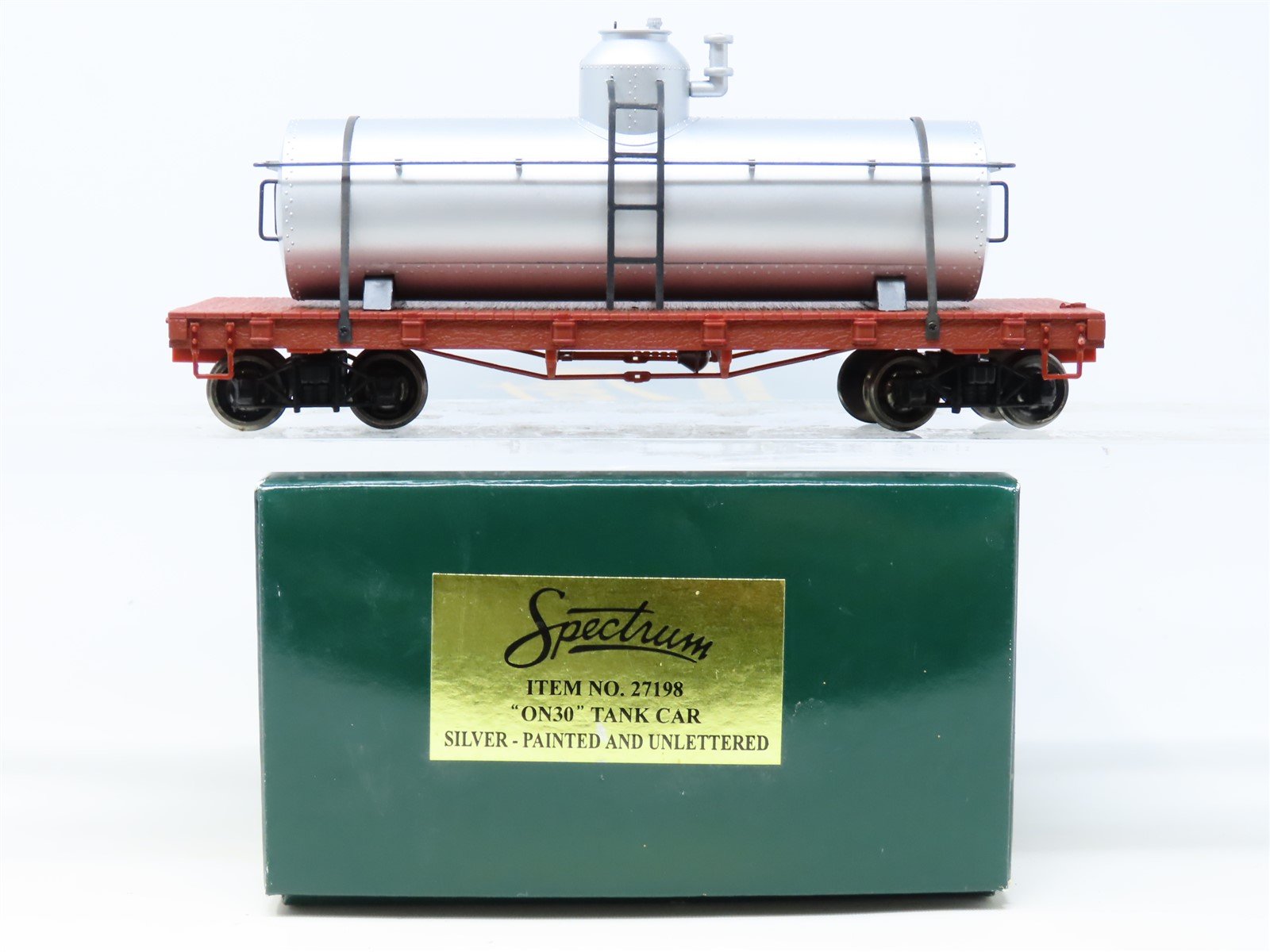 On30 Scale Bachmann Spectrum 27198 Unlettered Single Dome Tank Car - Silver
