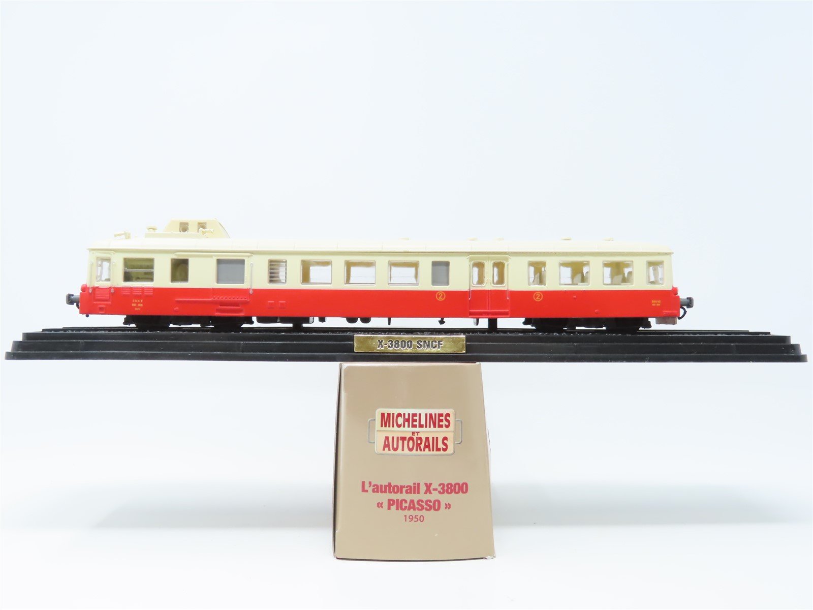 HO Editions Atlas Michelines et Autorails L'autorail V-3800 "Picasso" 1950