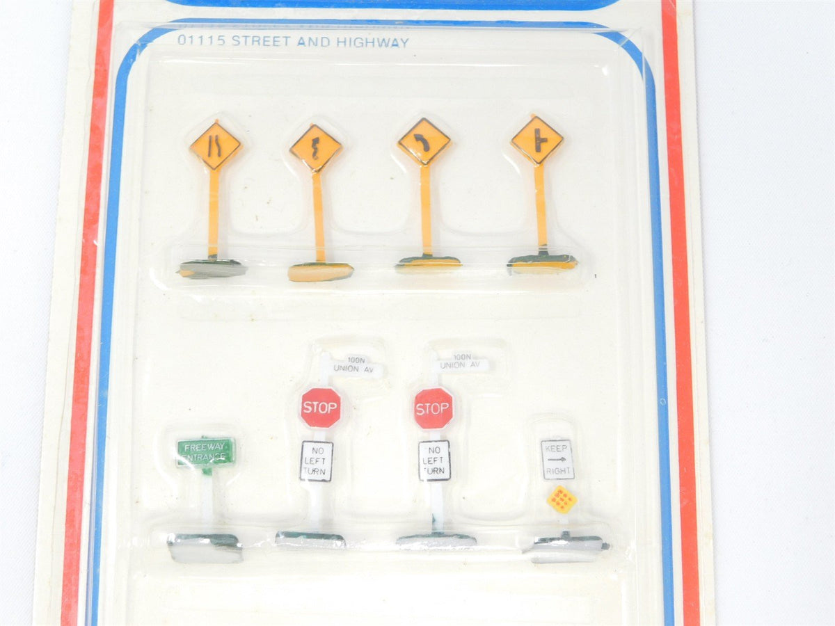 HO 1/87 Scale Life-Like 01115 Street And Highway Signs - Sealed