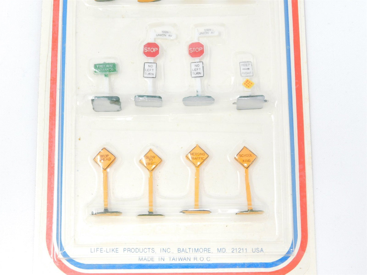 HO 1/87 Scale Life-Like 01115 Street And Highway Signs - Sealed