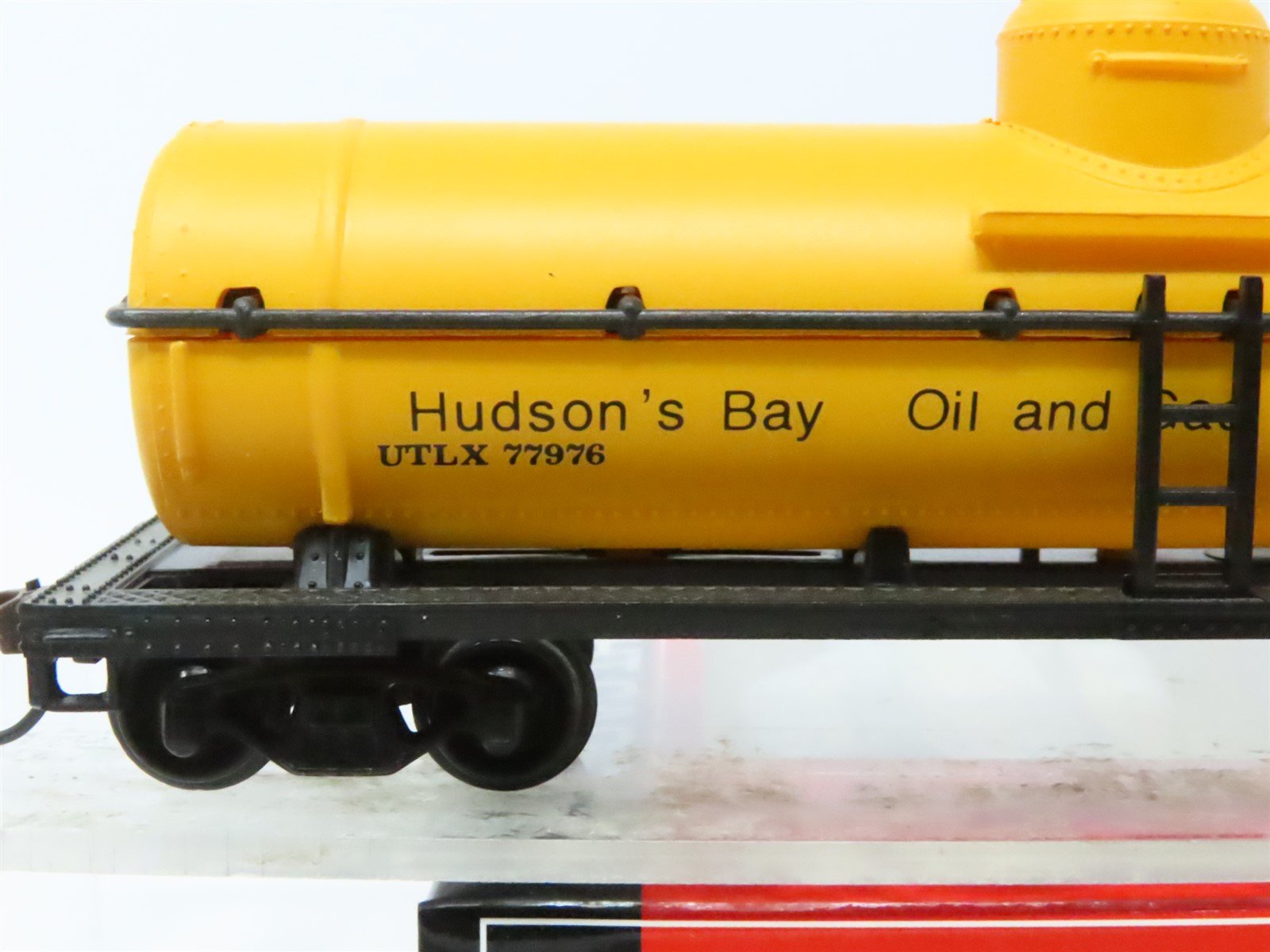 HO Model Power #98104 UTLX Hudson's Bay 40' Single Dome Chemical Tank Car #77976