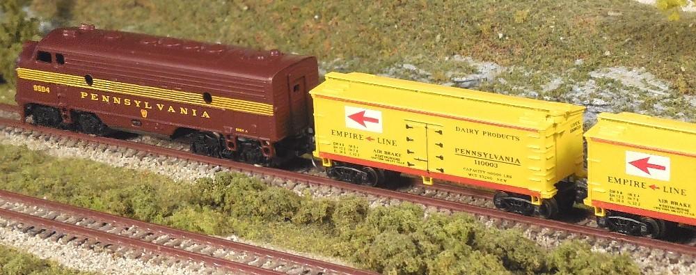 Z Scale FULL THROTTLE FTB9025-1 PRR &quot;Empire Line&quot; 34&#39; Woodside Reefer Set #1