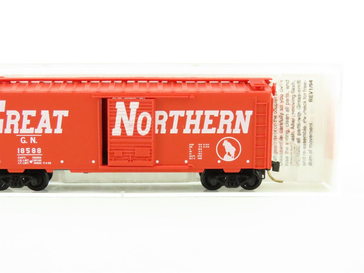 N Scale Micro-Trains MTL 20176 GN Great Northern 40&#39; Steel Box Car #18588