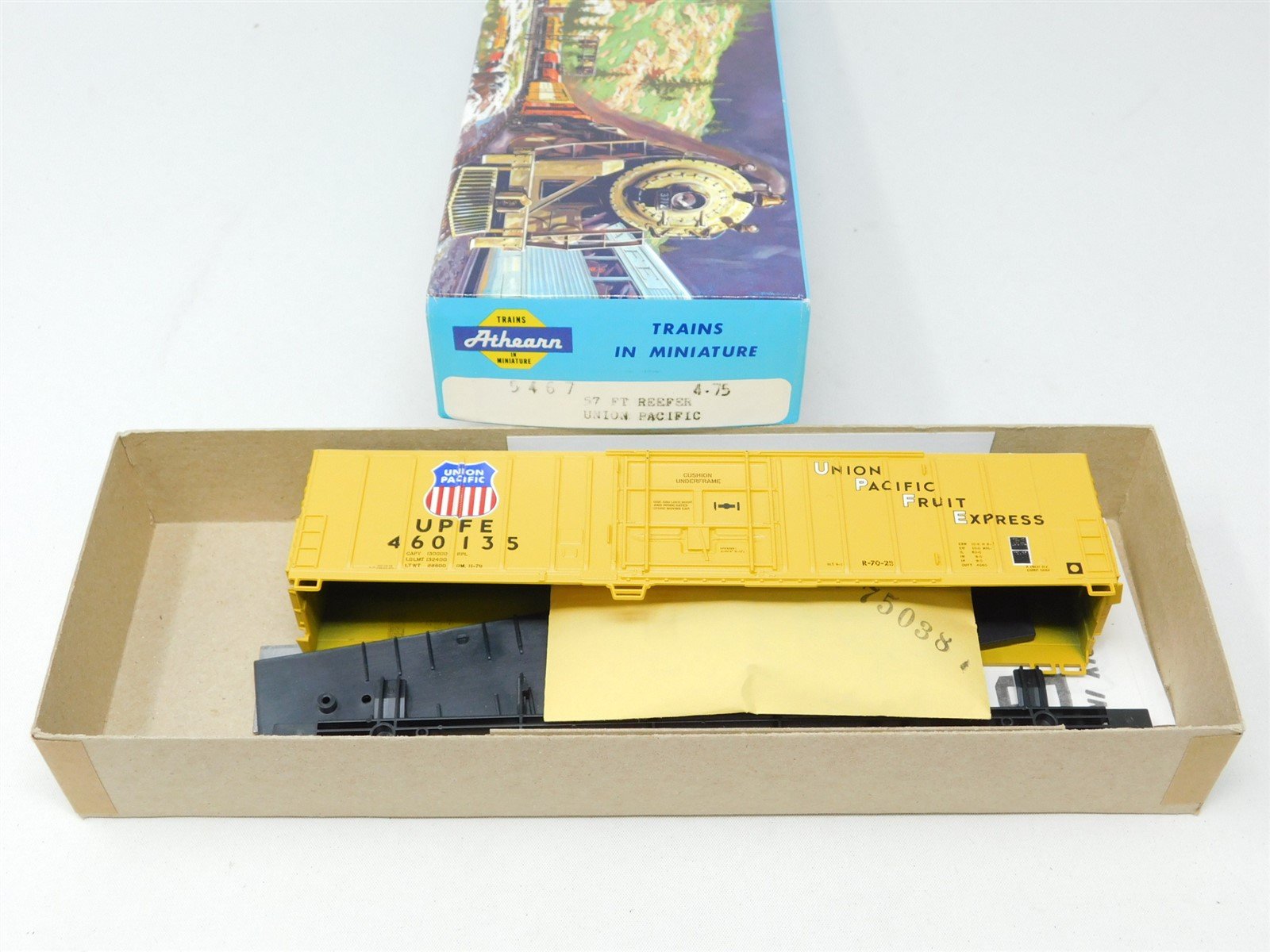 HO Scale Athearn Kit 5467 UPFE Union Pacific Fruit Express 57' Reefer #460135