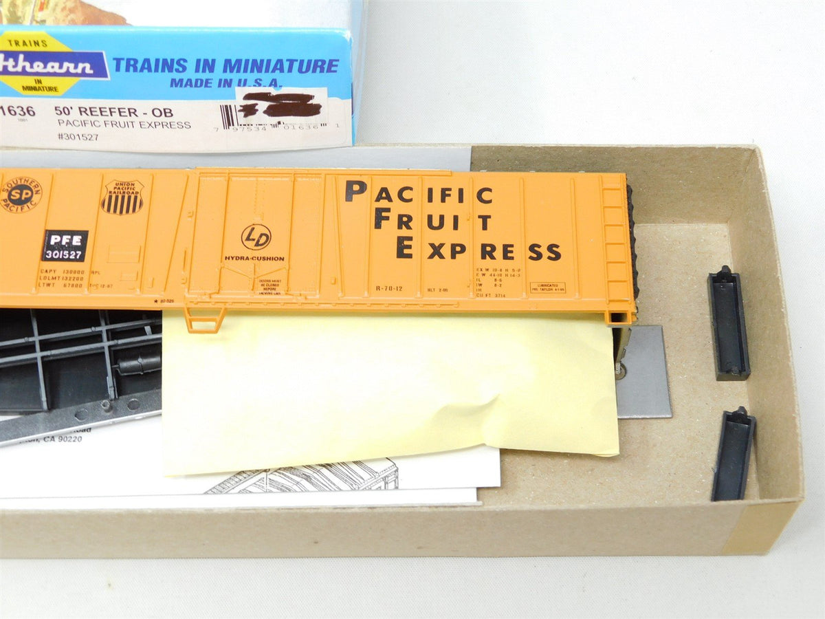 HO Scale Athearn Kit 1636 PFE SP UP Pacific Fruit Express 50&#39; Reefer #301527