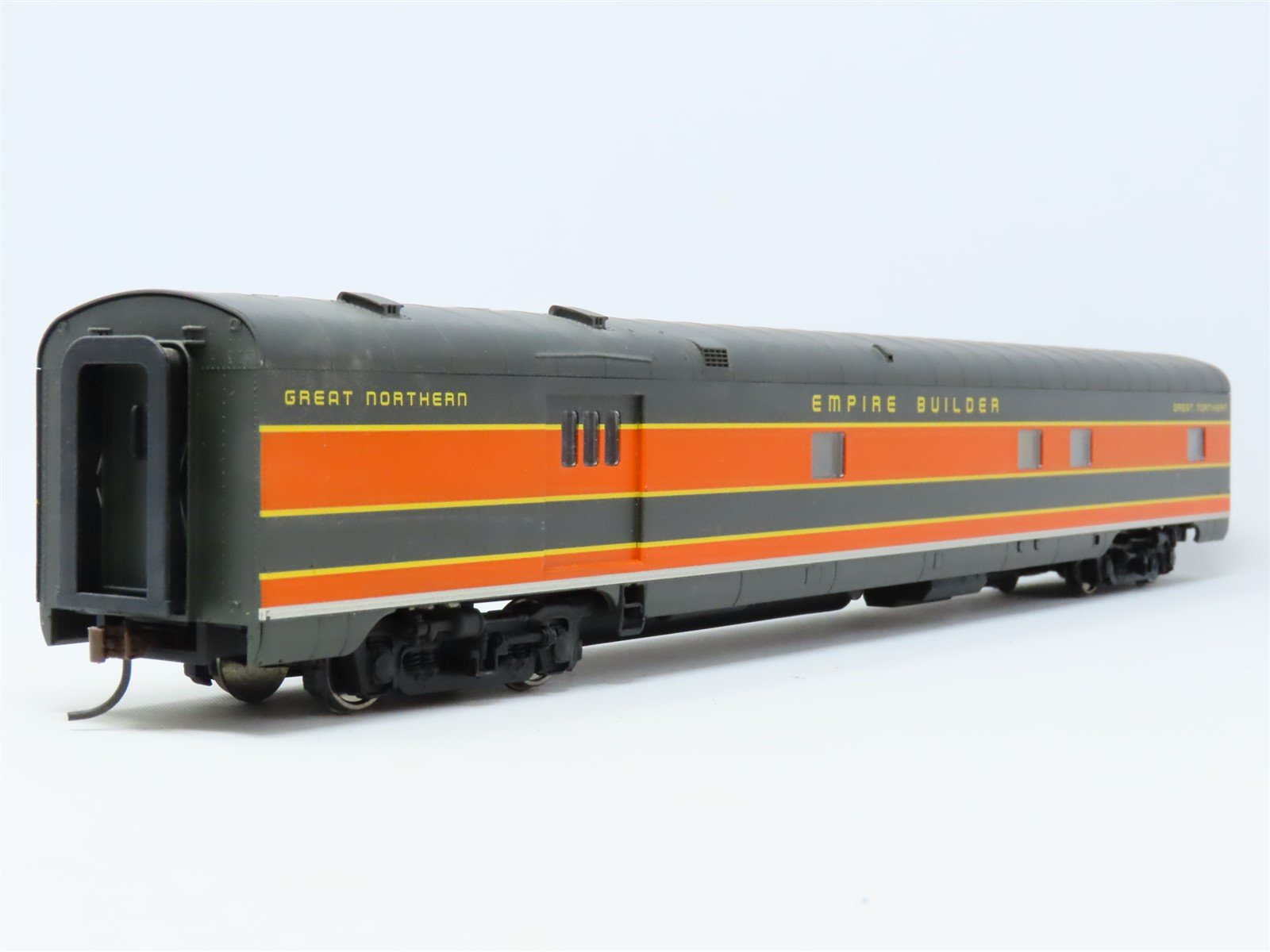 HO Scale Walthers 932-9035 GN Empire Builder Baggage-Dormitory Passenger