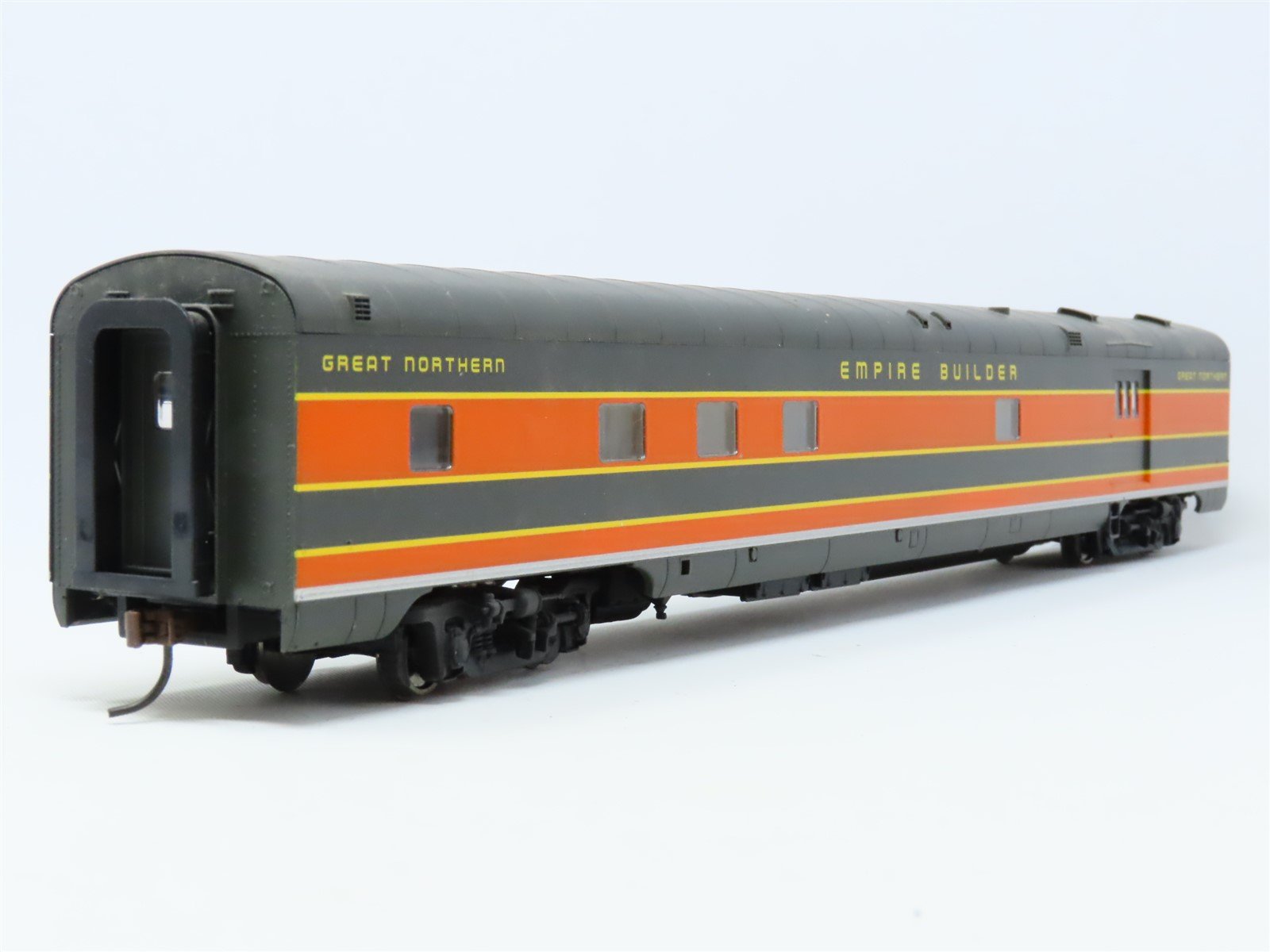 HO Scale Walthers 932-9035 GN Empire Builder Baggage-Dormitory Passenger