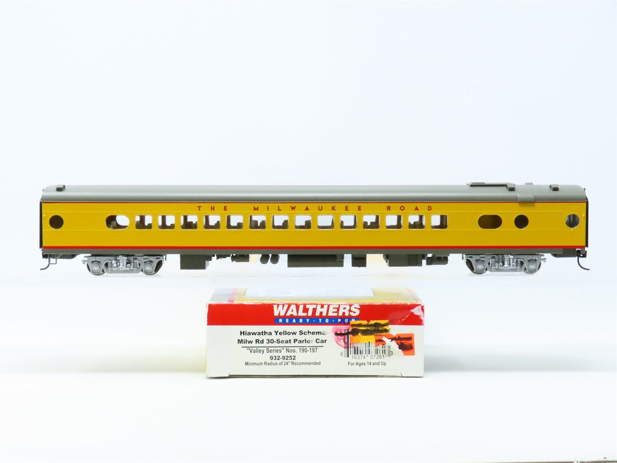 HO Scale Walthers 932-9252 MILW The Milwaukee Road &quot;Hiawatha&quot; Parlor Passenger