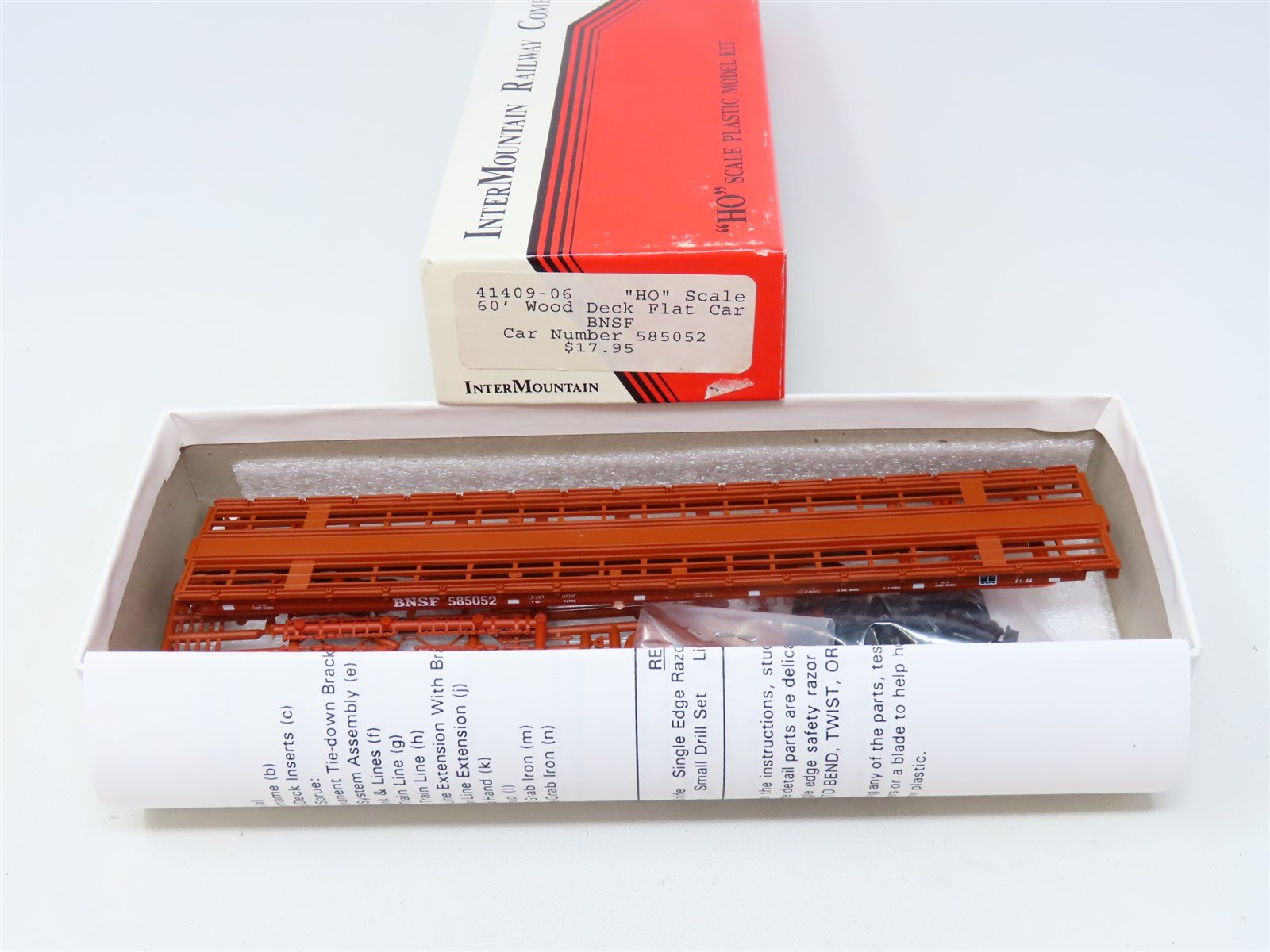 HO Scale InterMountain Kit 41409-06 BNSF Santa Fe 60' Flat Car #585052