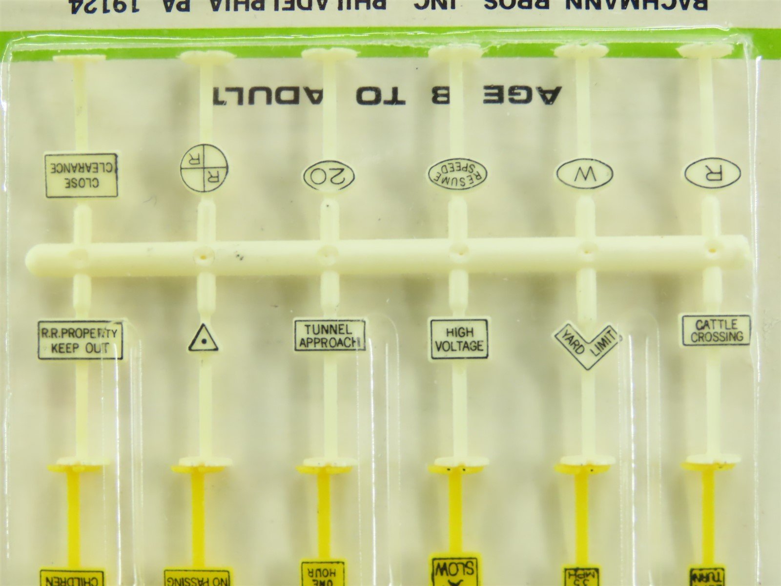 N 1/160 Scale Bachmann #7013 Railroad & Street Signs