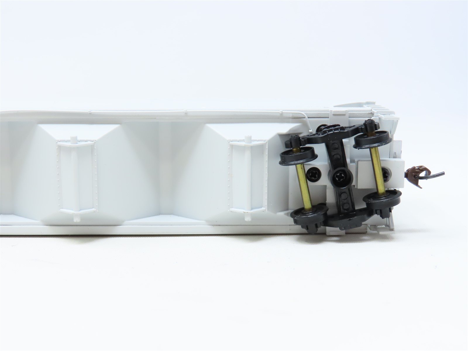 HO Scale Walthers 932-7154 CHVX Chevron National 4-Bay Covered Hopper #896289