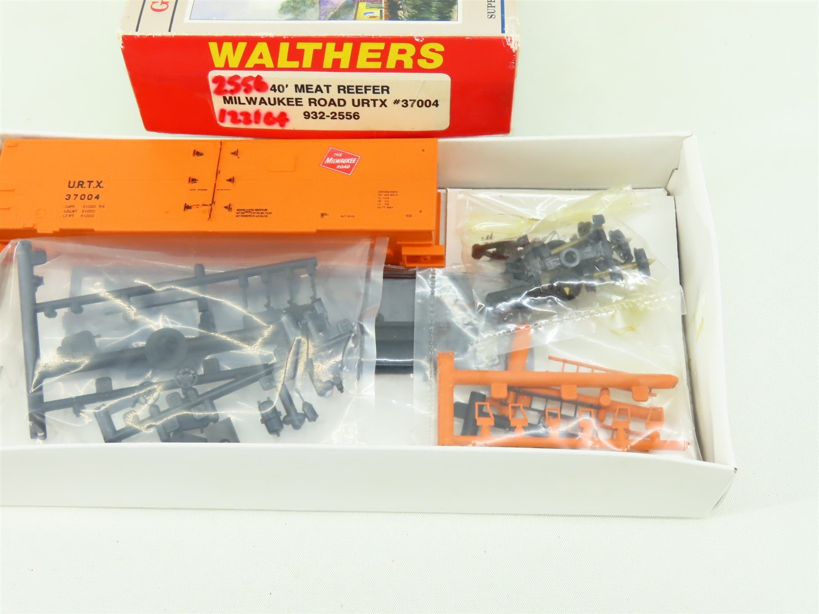 HO Scale Walthers Kit 932-2556 URTX Milwaukee Road 40' Meat Reefer #37004