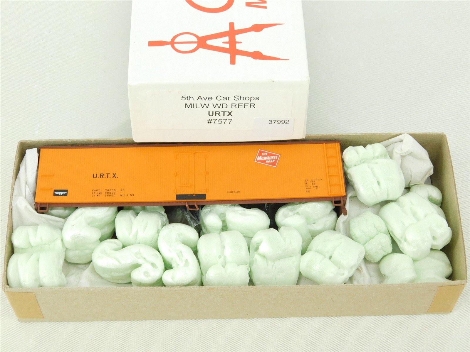 HO Scale Accurail 5th Ave Car Shops Kit URTX Milwaukee Road Wood Reefer #7577