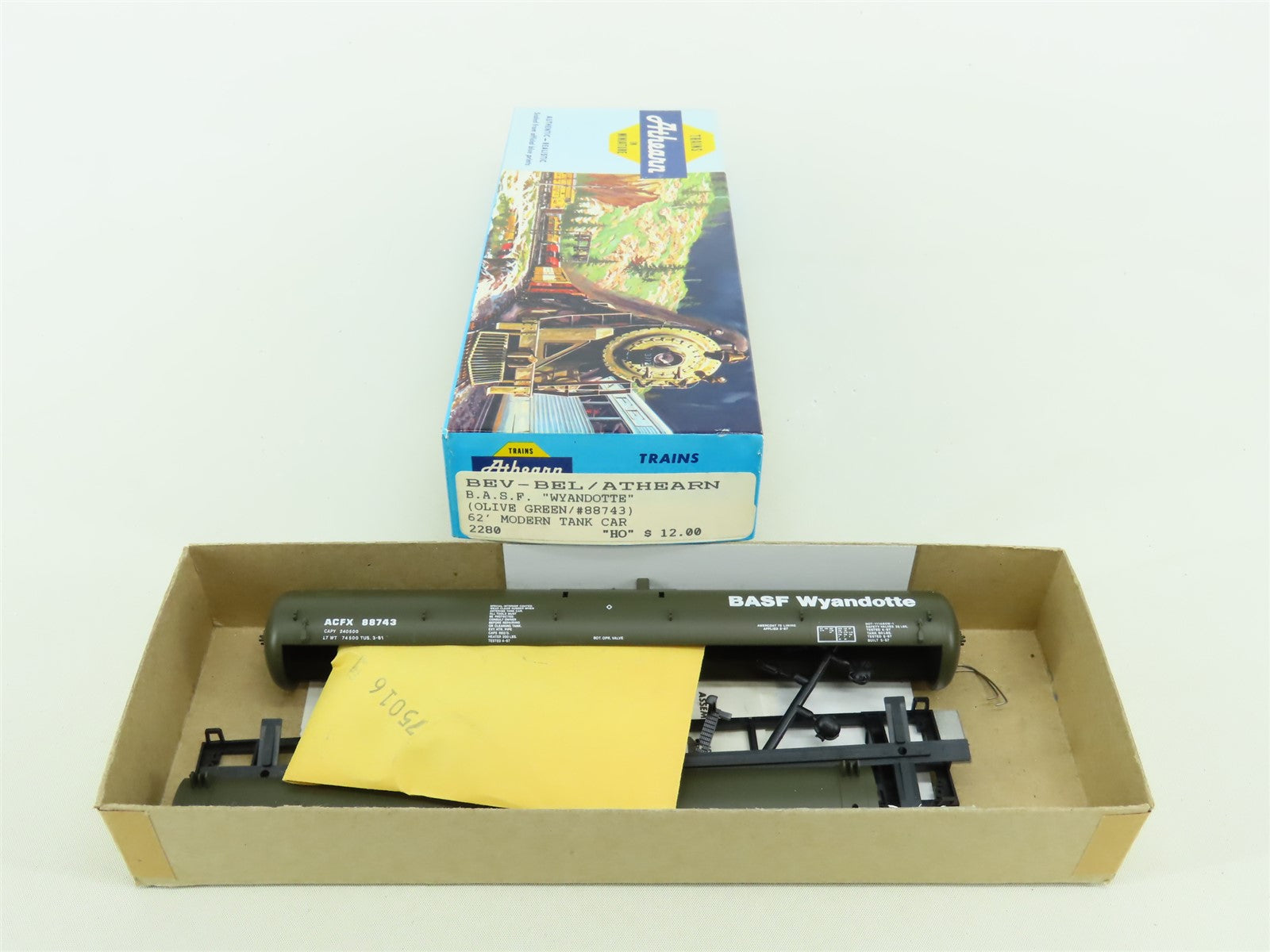 HO Scale Athearn Bev-Bel Kit 2280 ACFX BASF Wyandotte 62' Tank Car #88743