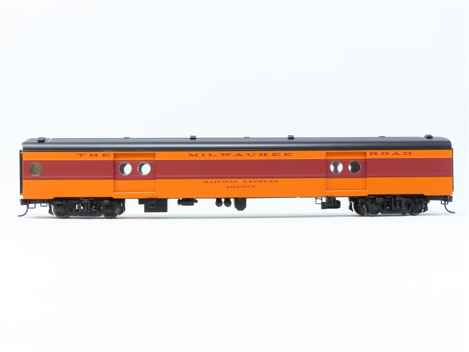 HO Scale Walthers 932-9202 MILW Hiawatha Express Passenger w/ Conductor's Window