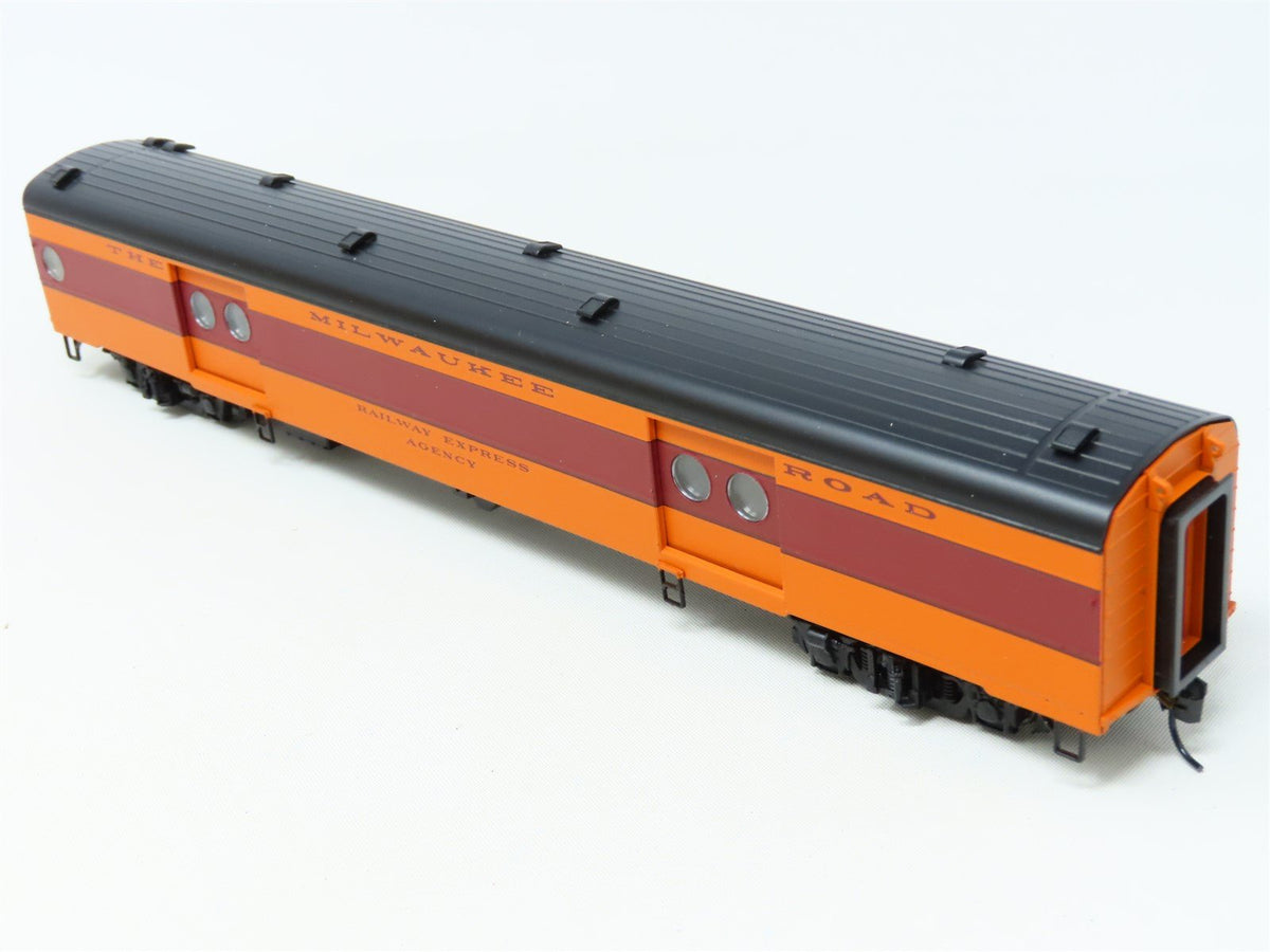 HO Scale Walthers 932-9202 MILW Hiawatha Express Passenger w/ Conductor&#39;s Window