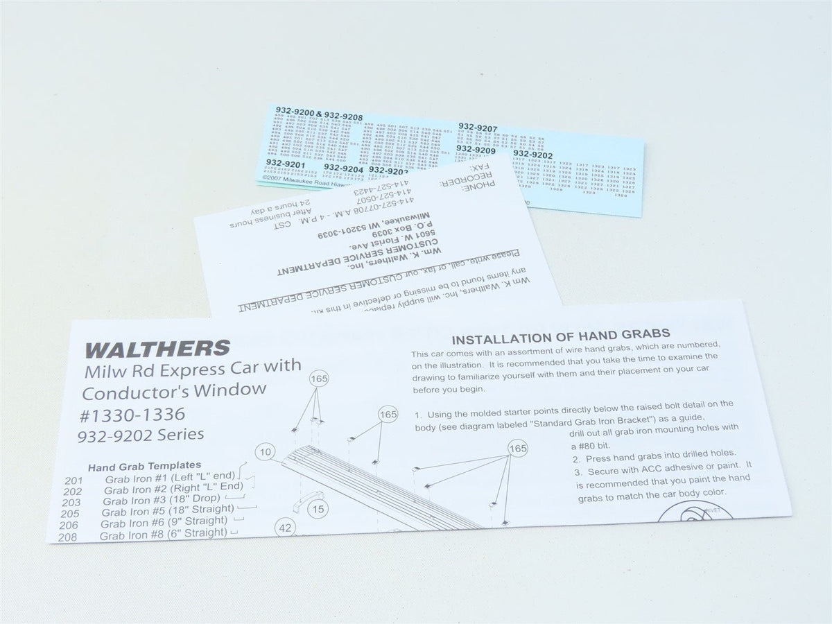 HO Scale Walthers 932-9202 MILW Hiawatha Express Passenger w/ Conductor&#39;s Window