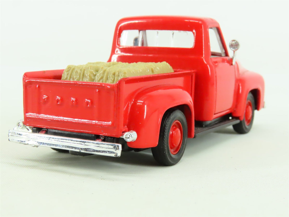 Maisto 1:32 Scale Die-Cast Red 1953 Ford Pick-Up Truck w/ Hay Load