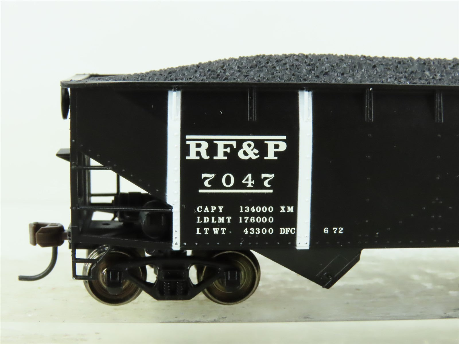 HO Scale Atlas Trainman #20001499 RF&P 2-Bay Offset Hopper w/ Load #7047