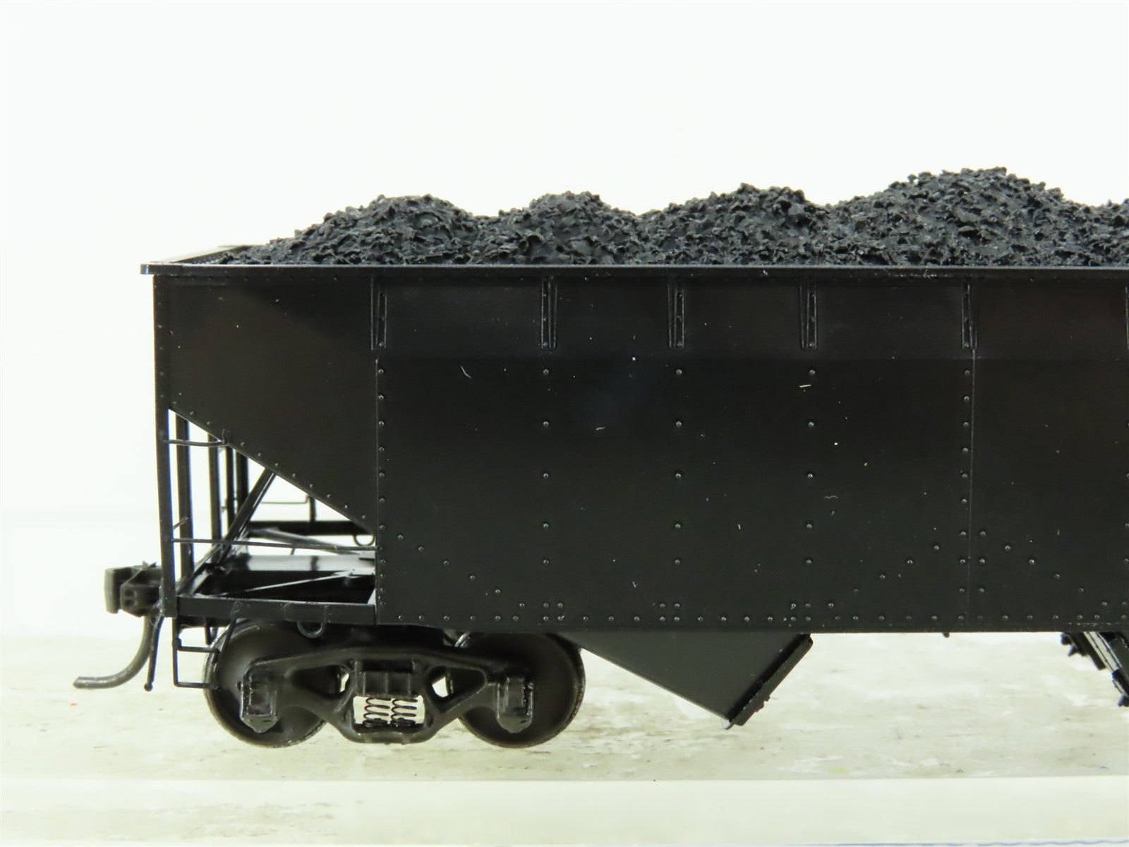 HO Scale Kadee Cars #7501 Undecorated 50 Ton 2-Bay Offset Hopper w/ Coal Load