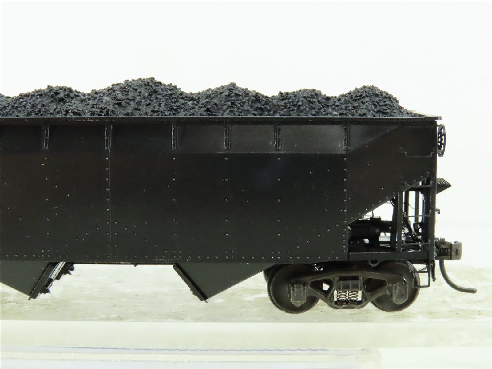 HO Scale Kadee Cars #7501 Undecorated 50 Ton 2-Bay Offset Hopper w/ Coal Load
