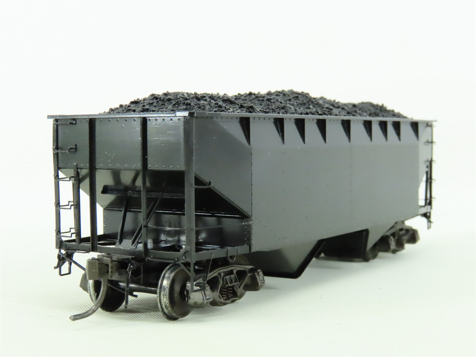 HO Scale Kadee Cars #7501 Undecorated 50 Ton 2-Bay Offset Hopper w/ Coal Load
