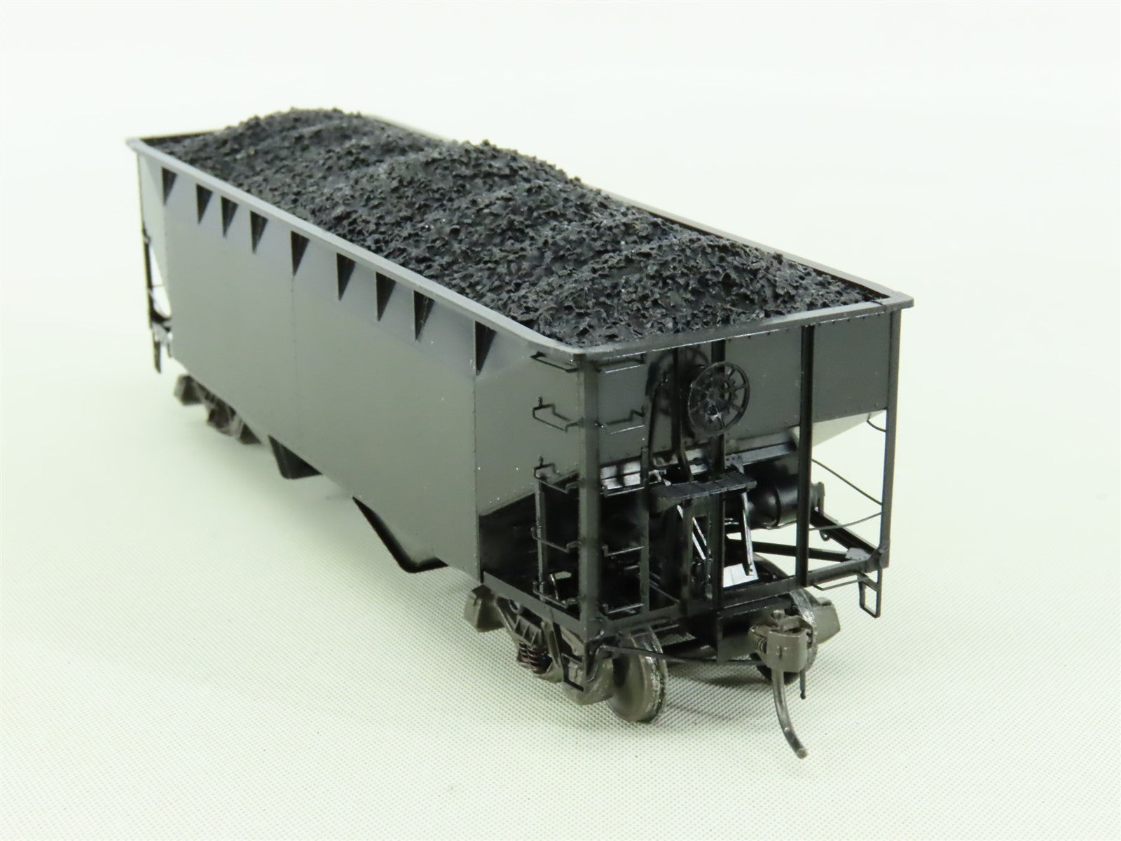 HO Scale Kadee Cars #7501 Undecorated 50 Ton 2-Bay Offset Hopper w/ Coal Load