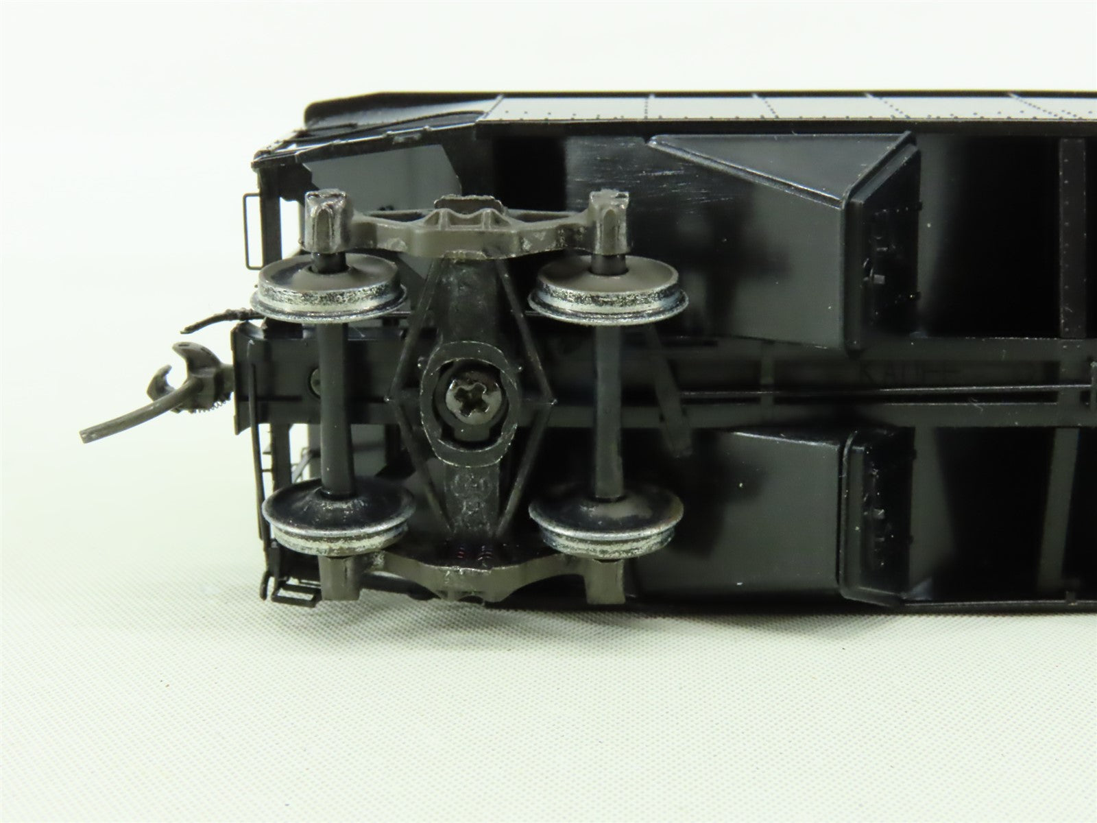 HO Scale Kadee Cars #7501 Undecorated 50 Ton 2-Bay Offset Hopper w/ Coal Load