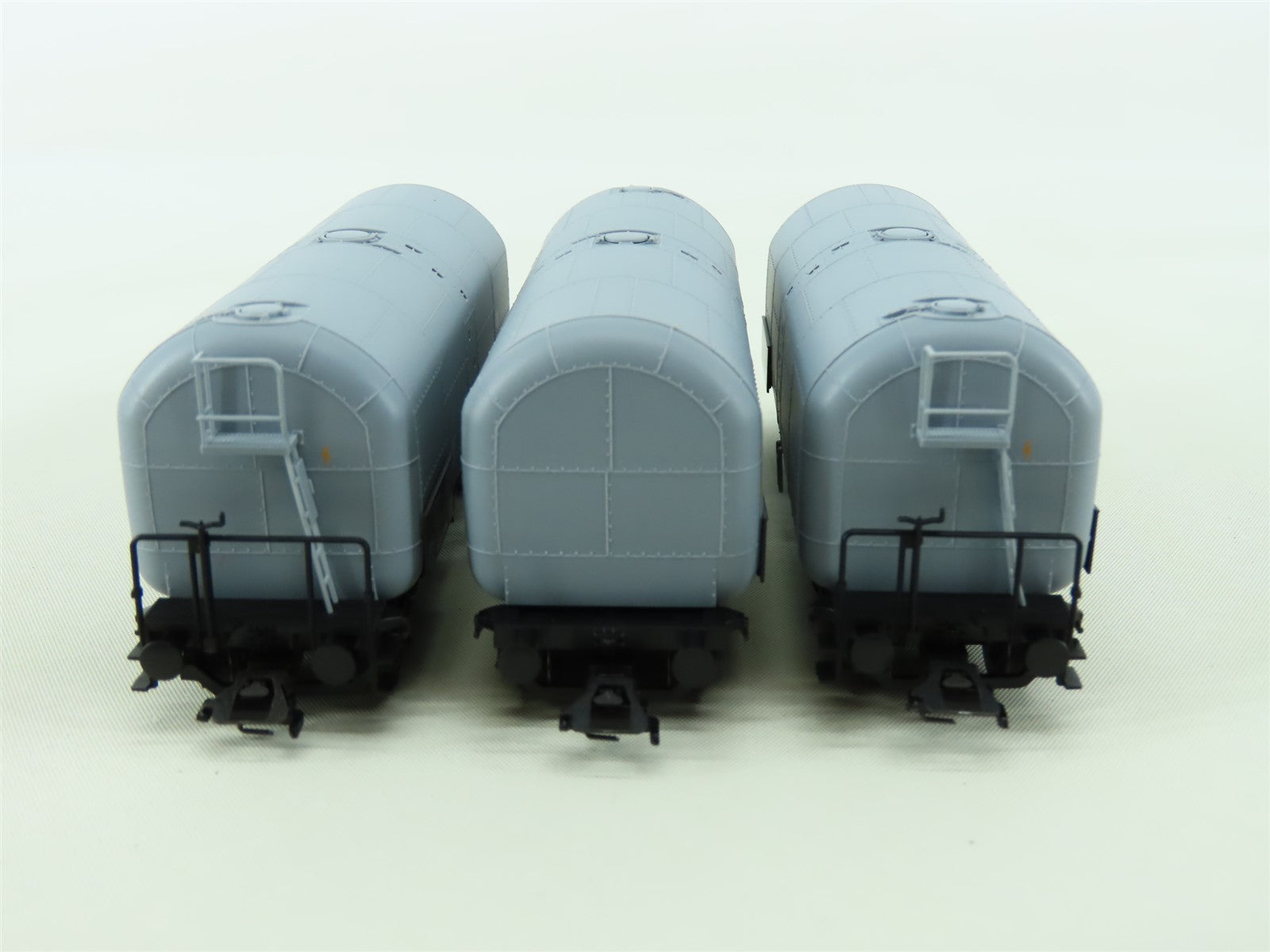 HO Scale Trix 24415 DB German Era IV Fuel Oil Maintenance Tank Cars 3-Pack