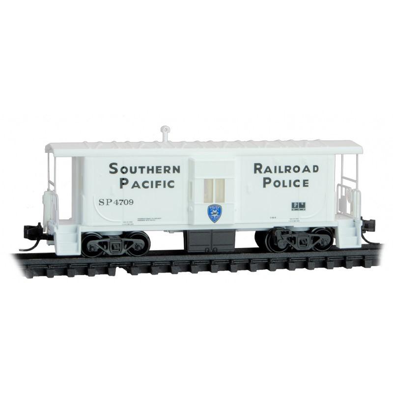 N Micro-Trains MTL 98300212 SP Southern Pacific Railroad Police 31&#39; Caboose 2-Pk