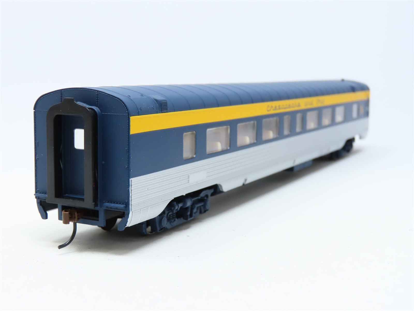 HO Scale Walthers #932-6769 C&O Chesapeake & Ohio 52-Seat Coach Passenger