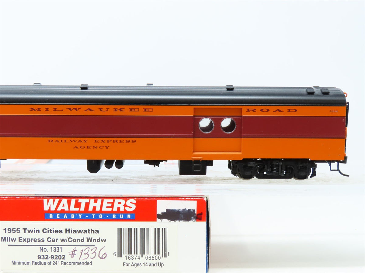 HO Walthers 932-9202 MILW 1955 Twin Cities Hiawatha Baggage Passenger Car #1336