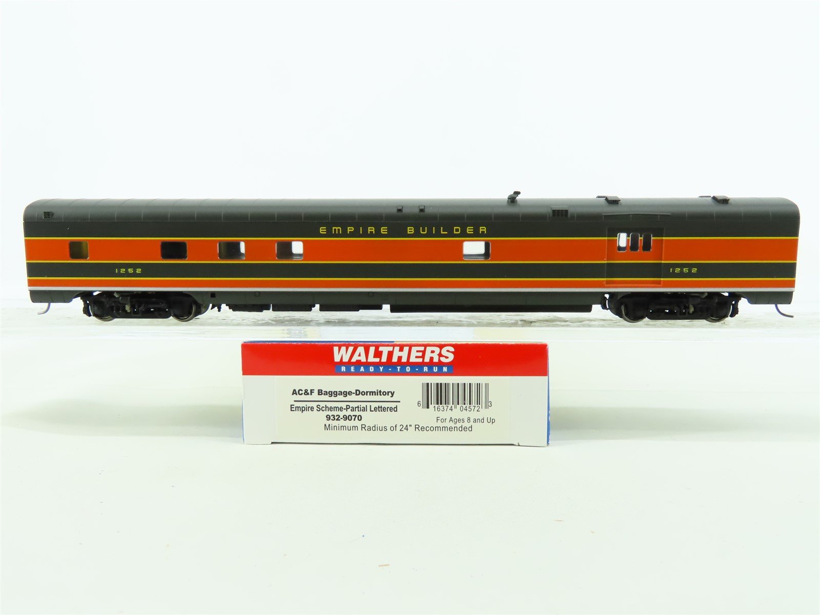 HO Walthers 932-9070 GN Empire Builder Baggage-Dorm Passenger Custom w/Lighting