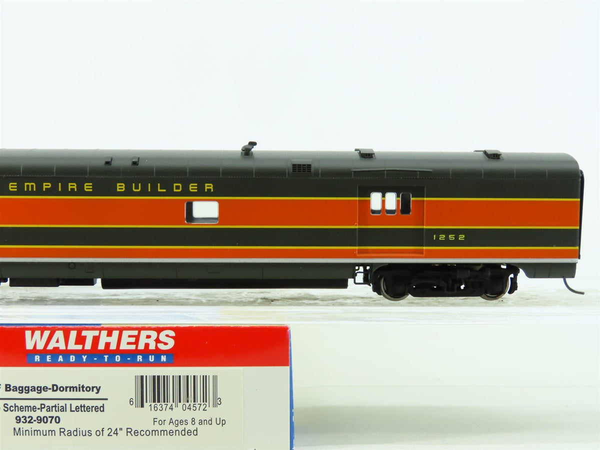 HO Walthers 932-9070 GN Empire Builder Baggage-Dorm Passenger Custom w/Lighting