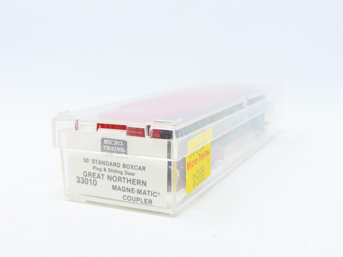 N Micro-Trains MTL 33010 GN Great Northern 50&#39; Plug &amp; Sliding Door Box Car 17833
