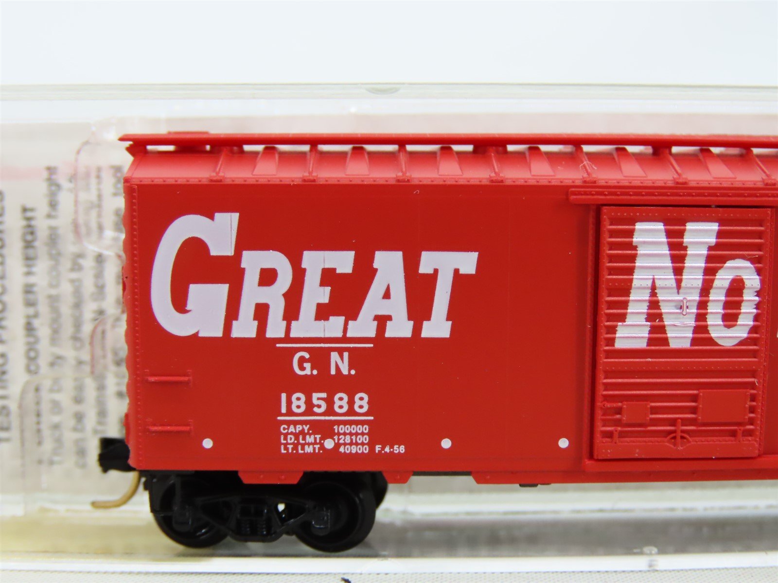 N Micro-Trains MTL #20176 GN Great Northern Circus Train 40' Box Car #18588