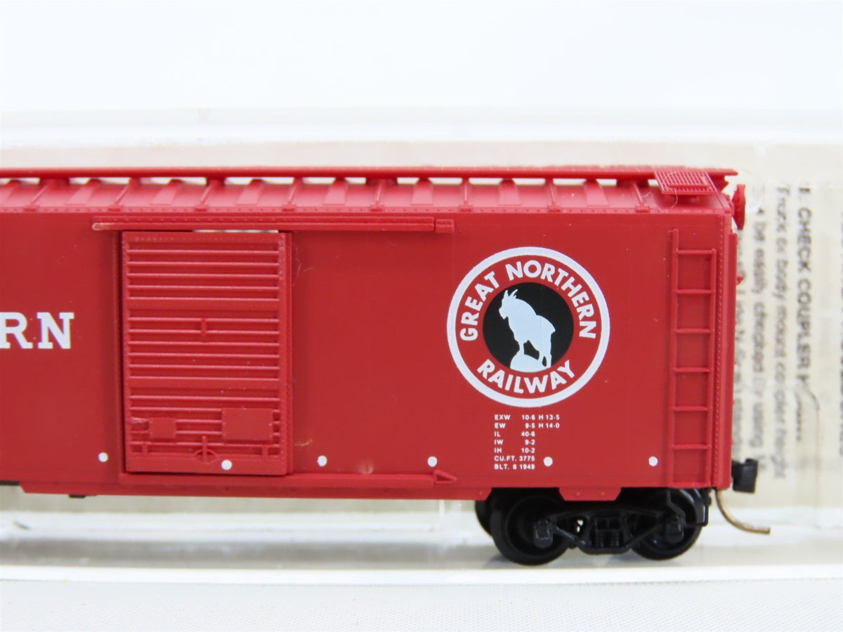 N Micro-Trains MTL #20156 GN Great Northern Circus Train 40&#39; Box Car #18748