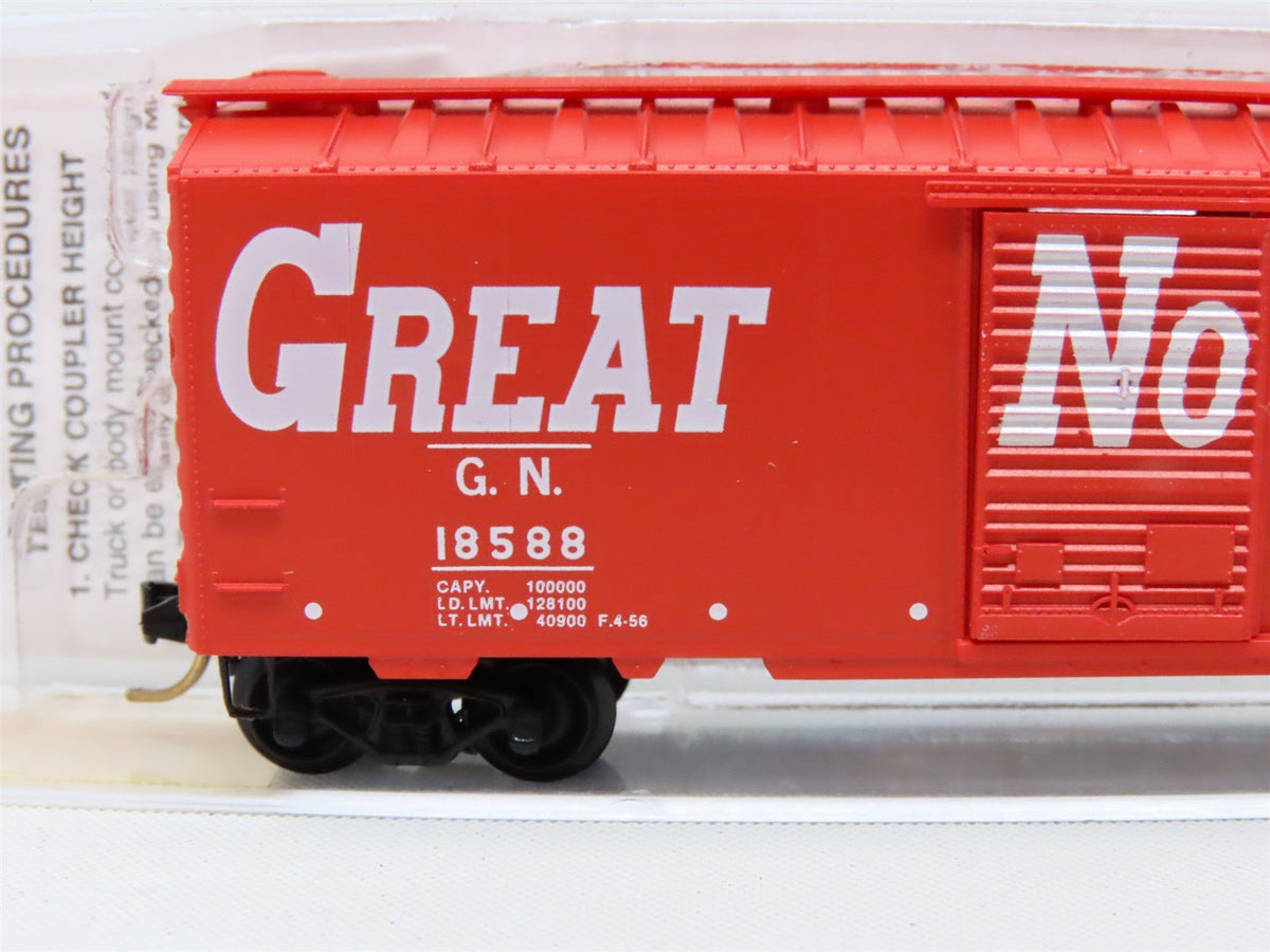 N Scale Micro-Trains MTL 20176 GN Great Northern Circus Train 40&#39; Box Car #18588