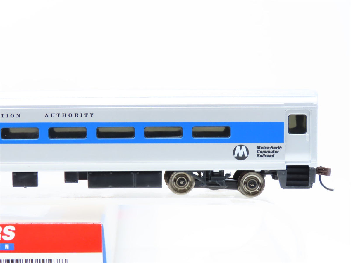 HO Walthers #932-6074 Metro-North 85&#39; Horizon Fleet Commuter Coach Passenger