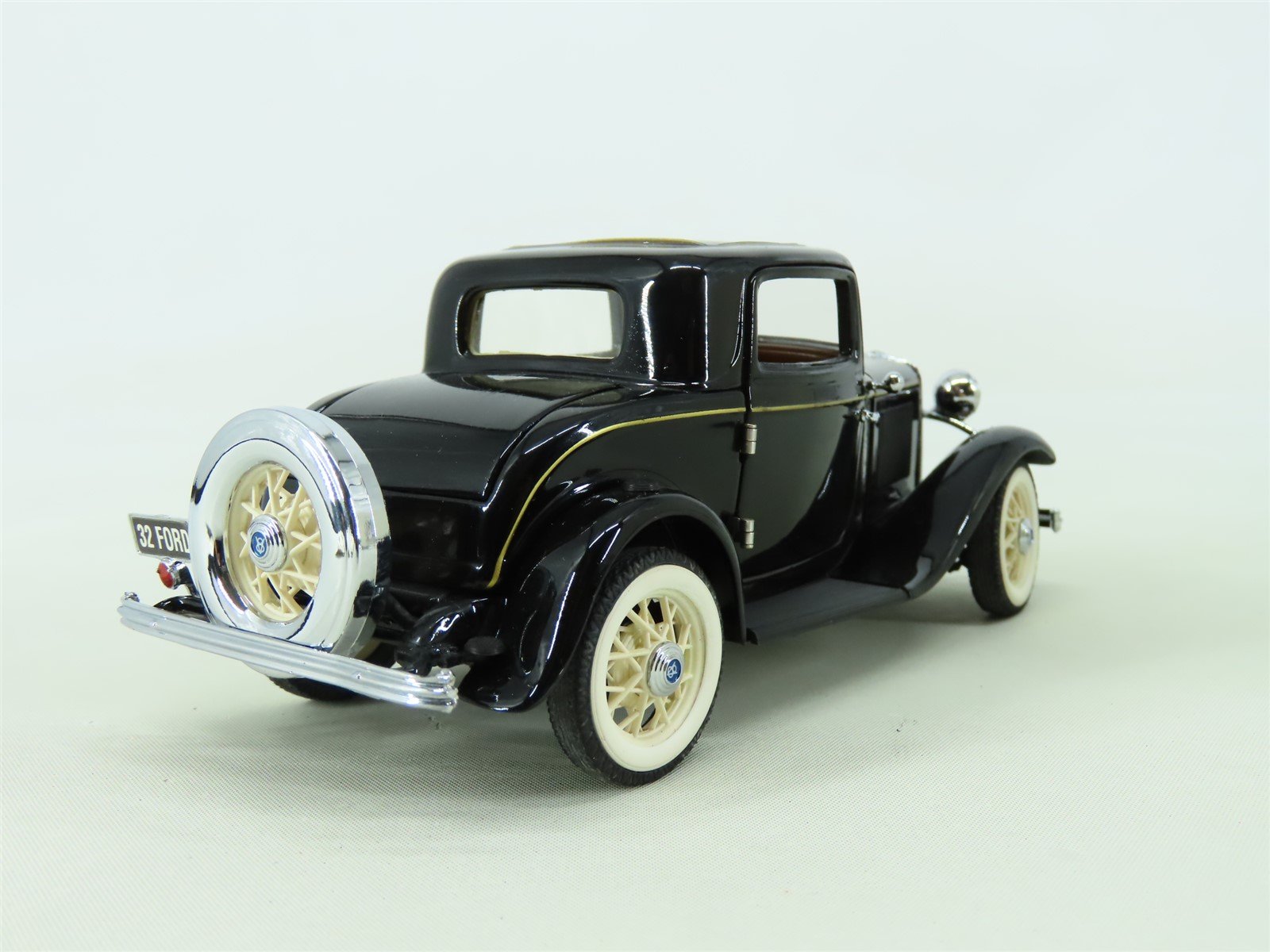 G Scale Franklin Mint #B11TQ11 Die-Cast Vehicle 1932 Ford Deuce Coupe - Black