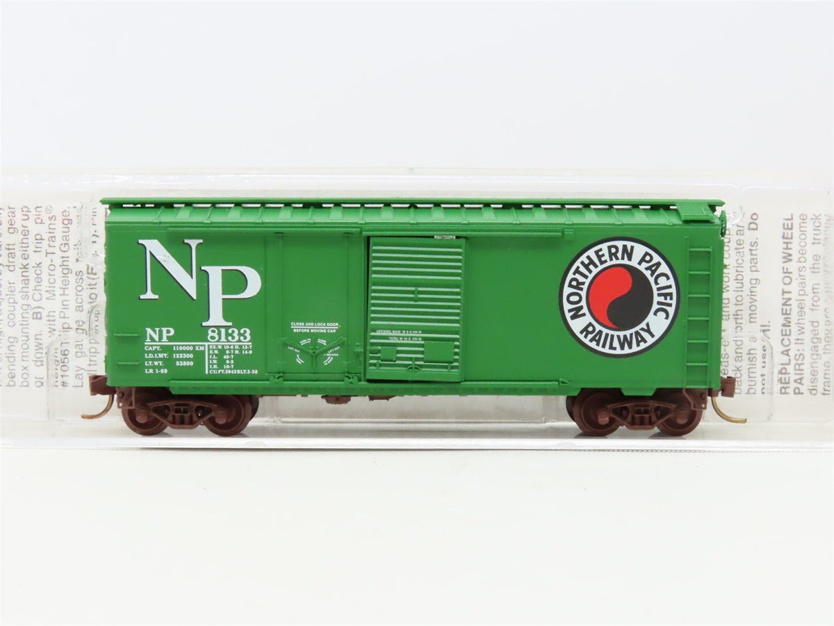 N Micro-Trains MTL 22090 NP Northern Pacific 40&#39; Combination Door Box Car #8133