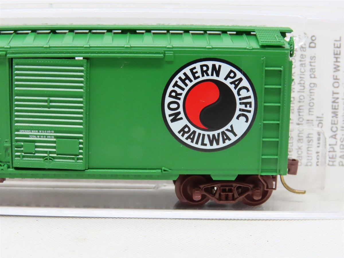 N Micro-Trains MTL 22090 NP Northern Pacific 40&#39; Combination Door Box Car #8133