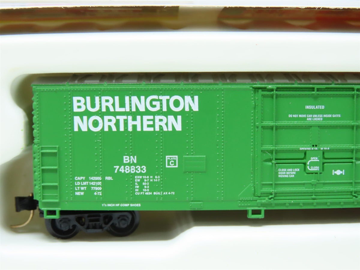 N Scale Con-Cor 0001-001861 BN Burlington Northern 50&#39; Ribbed Reefer #748833