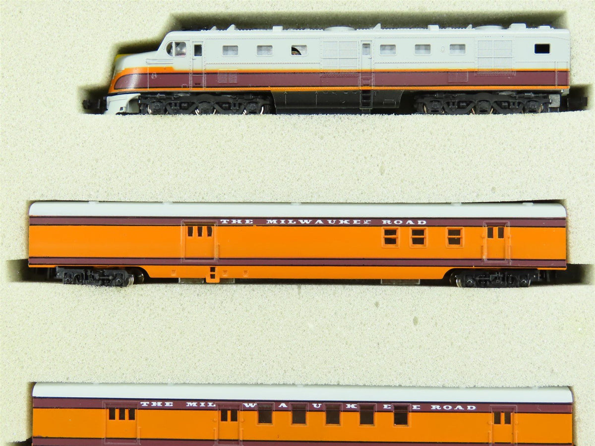 N Con-Cor Special Premiere MILW &quot;Olympian Hiawatha&quot; DL-109 Diesel Passenger Set