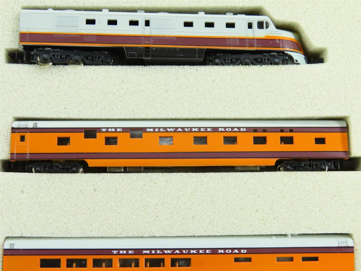 N Con-Cor Special Premiere MILW &quot;Olympian Hiawatha&quot; DL-109 Diesel Passenger Set