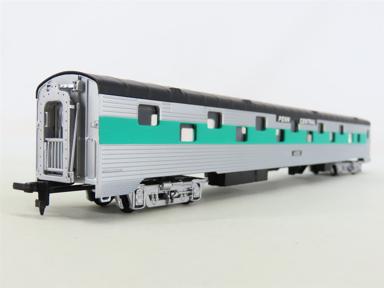 HO Scale IHC 47986 PC Penn Central P-S Corrugated-Side Sleeper Passenger #4202